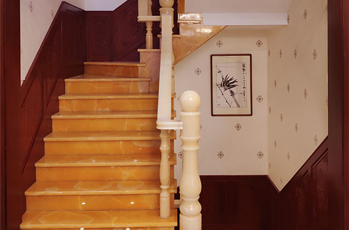 岭口镇中式别墅室内汉白玉石楼梯的定制安装装饰效果